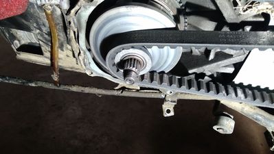 Etu-variaattori avattuna
Kuvassa näkyy rajoitin prikat
