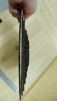 Desing kello
Reunat on poltettu kuumalla raudalla, mikä lämmitettiin kaasupolttimella punaiseksi. Tämä tuntui olevan kätevin tapa tehdä poltto.
