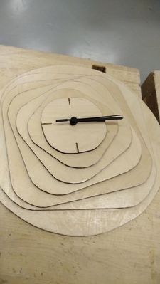 Desing kello
Kello on ideoitu internetin kuvahaun kautta. Materiaalina 4mm koivuvaneri.

