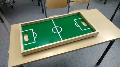 Jalkapallopelin kenttä
Laidat massiivi koivua, pelikenttä 4mm koivuvaneria. Maalaus tehty vihreällä spraymaalilla kolmeen kerrokseen, viivat teipattu sen jälkeen ja maalattu valkoisella spraylla.
