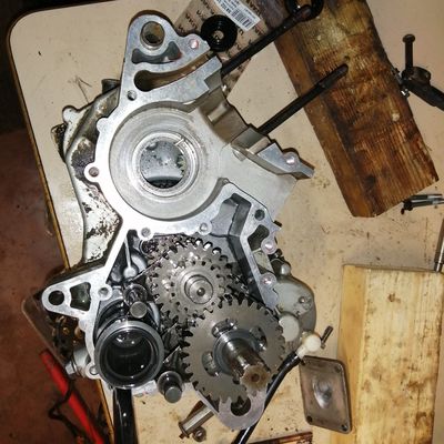 Kone auki vaihteisto paikoillaan
