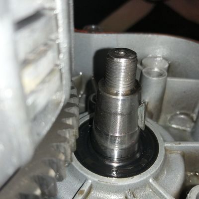 Uudet öljytiivisteet paikoillaan, samoin kiila
