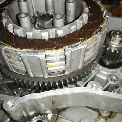 Kampiakselin voimansiirto kytkimelle
