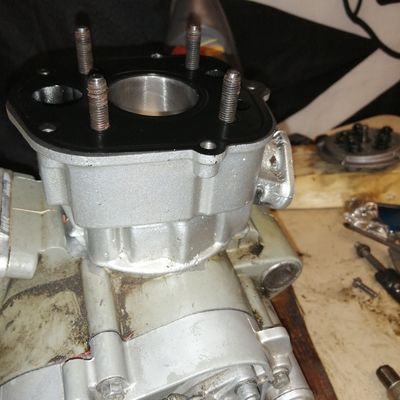 Uusi sylinteri ja mäntä paikoillaan
