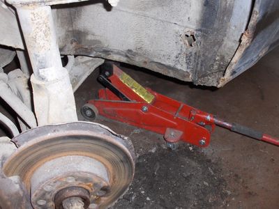 Etukotelointi "proggis"
Siellä taustalla on ajan hammas puraissut ja uutta peltiä olisi sinne liimailtava. Kyllä tästä vielä kulkupeli tulee... :D
