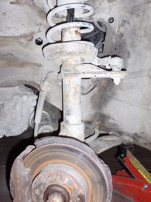 Etuakselin tuenta
Jarrulevyt olivat oikein ok kuntoiset ja palat täytyy vaihtaa. Samoin vaihdan kaikki letkut ja putket.
