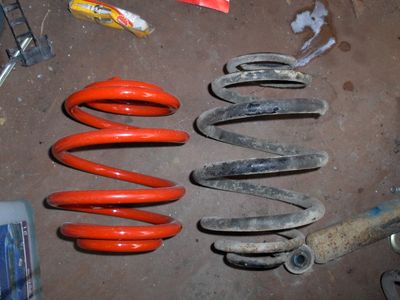 Jouset
Oikealla vakio takajousi ja vasemmalla madallus jousi. Tarkkaa madallusta on vaikea mennä sanomaan, mutta sittenpähän nähdään.
