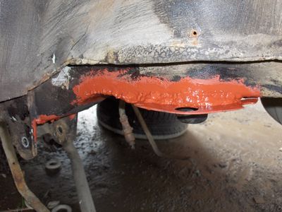 Kuskinpuoli, takalokari
Kuskinpuolelle joutui paikkailemaan myös palkkia, jousilautasen kohdilta, mutta koska lautanen oli muuten hyvin kiinni, päätin hieman "luistaa" korjailuissa ja paikkasin palkin hitsaamalla. Pikkuisen on joutunut hitsailemaan myös ripustuksen kohdilta.
