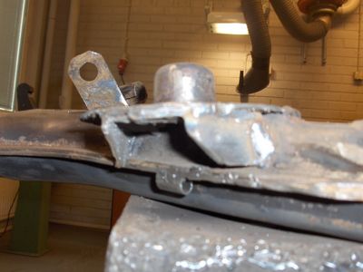 Lautasten tuennat
Kuvasta näkee (epäselvästi) minkälaiset tuennat laitoin lautasten alle. Joo, hieman "yli- mitoitusta" mutta eipähän tarvitse näitä uusia vähään aikaan... :D
