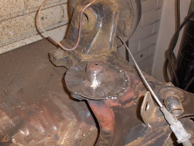 Uusi jousilautanen- teema
Alkuperäinen oli hitsattu kiinni kahdesta reunasta n. 2 cm palolla, mutta nykyinen on vedetty ainakin puolesta lautasesta päältä päin ja alla on vielä 3mm kulmarauta tuennat. Luulisi jousien pysyvän paikallaan... :D
