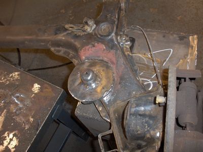 Uudet jousilautaset- teema
Jännä juttu, taka-akseli oli muuten erinomaisessa kunnossa, mutta jousilautaset olivat käytännössä ruostuneet irti/ pois, joten mahdollista oli vain uusien tekeminen. En ole ammatiltani metallialan ihmisiä, mutta mielestäni jälki on kuitenkin vähintäänkin OK... :D
