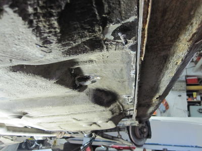 Helmojen sipistelyä
Helmoita sitten tuli ennen massausta hieman siistittyä pahimpia kukkasia pois. Kurat pois ja ruostesuojaus päälle, sitten massaa. Hyvä siitä tuli.
