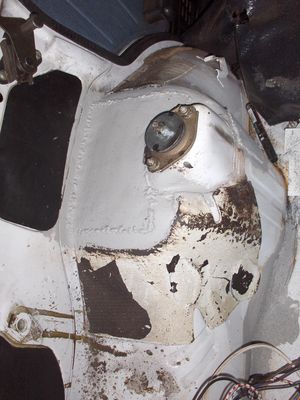 Vasen iskarin tuenta
Tämä puoli onkin jo valmis. Auto on pieni ja suurimmaksi osaksi taiteltu pellistä, joten korjaaminen ei ole aivan mahdoton projekti.
